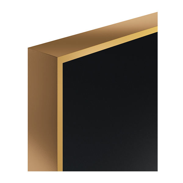 черная дверь с алюминиевой кромкой цвета золото